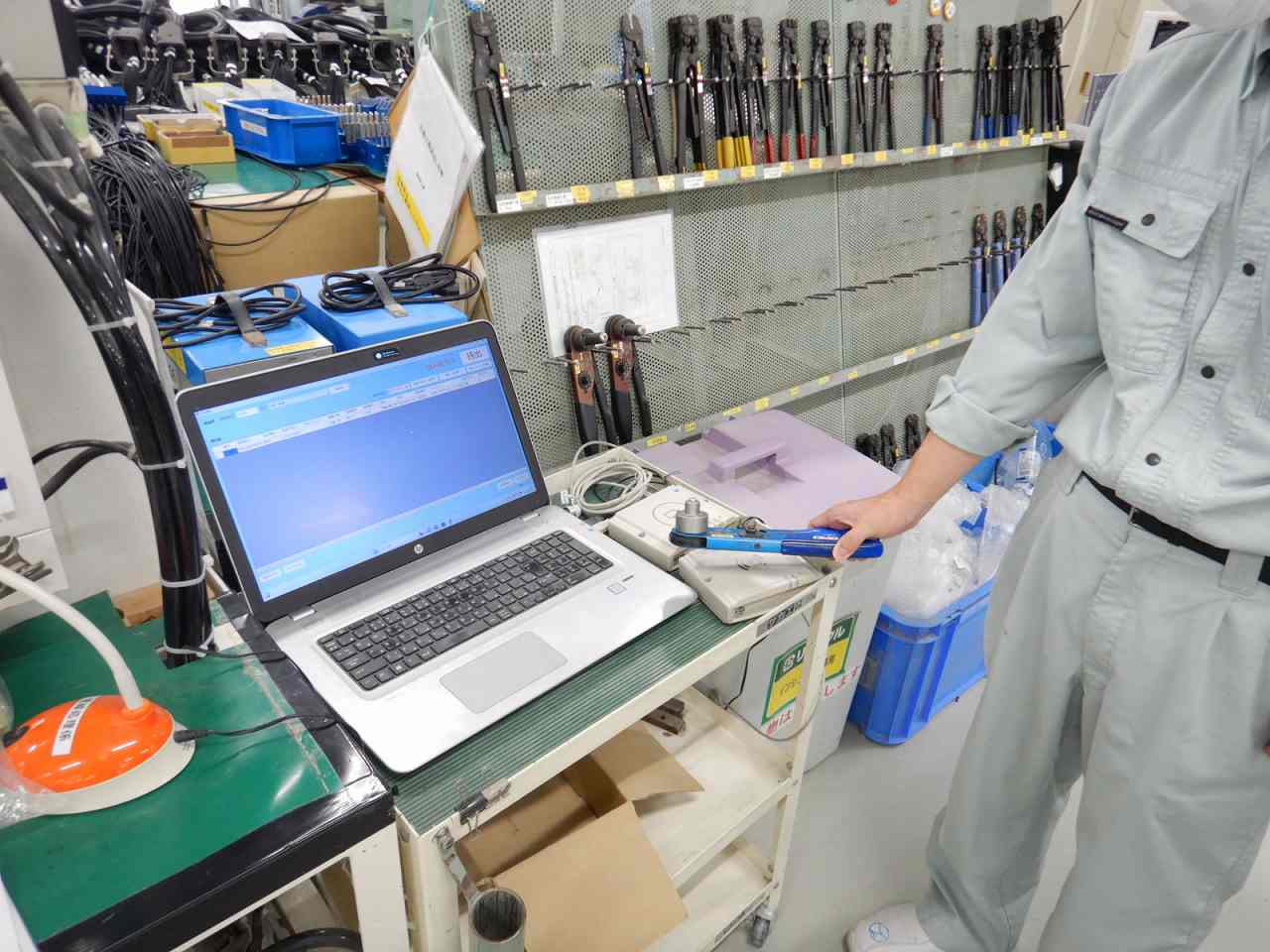 卓上で据置型のリーダにICタグが付いた工具をタッチすることで、持ち出し返却登録が可能です。