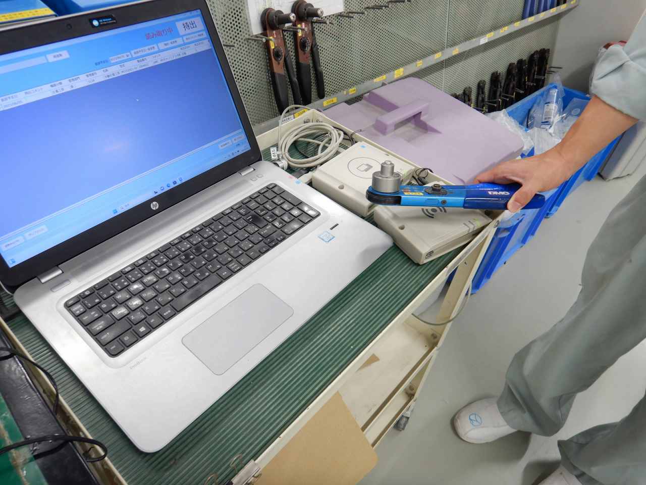 卓上で据置型のリーダにICタグが付いた工具をタッチすることで、持ち出し返却登録が可能です。