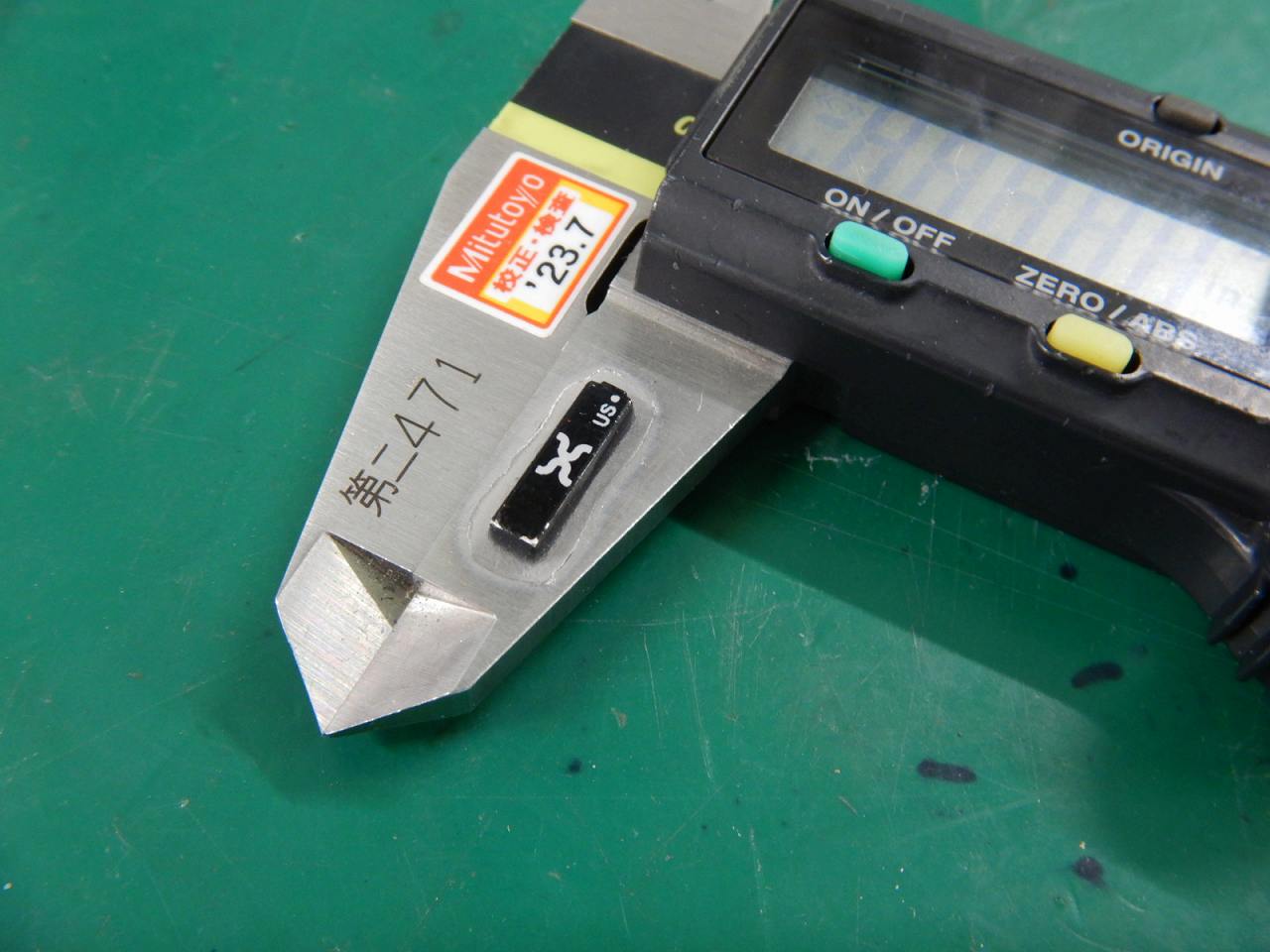 工具に取り付けるため、操作や作業の支障にならないよう、小型でセラミック加工された金属対応タグを使用しています。