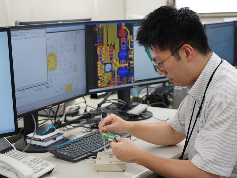 設計開発職（電気） 作業シーン