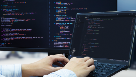 エンジニアがソフト開発をしているシーン